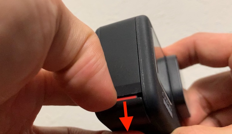 GoPro Hero9 バッテリーカバーの爪を下げる