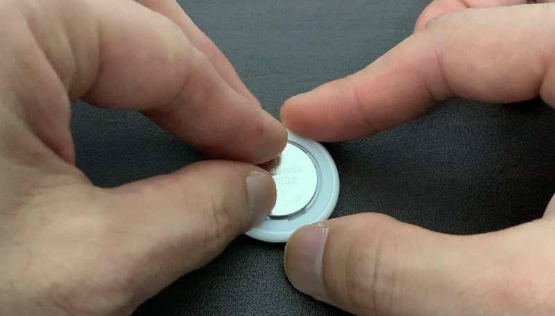 Apple AirTag用の新しいボタン電池を装着