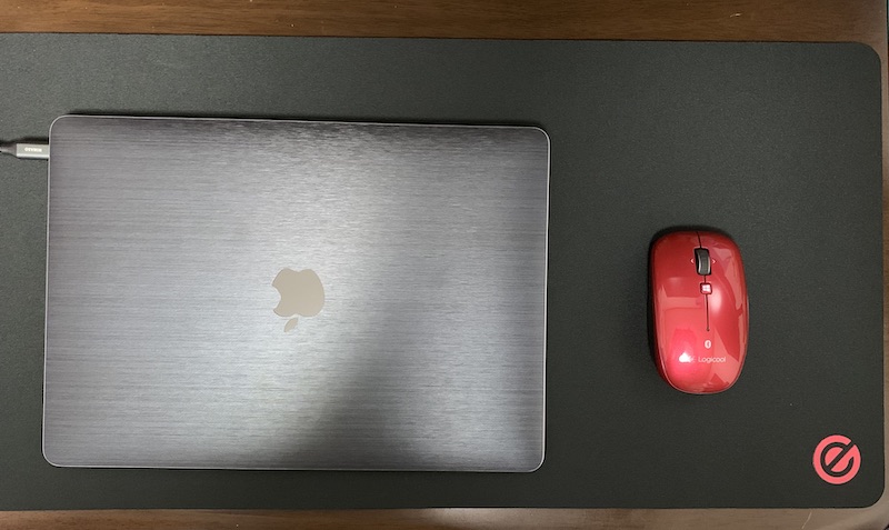 エレコムの超大型マウスパッド兼デスクマット(MP-G01BK)の上にPCとマウス