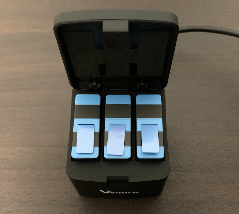 GoPro9、GoPro10で使えるVemicoのバッテリーと充電器（充電器にバッテリー3本をセット）