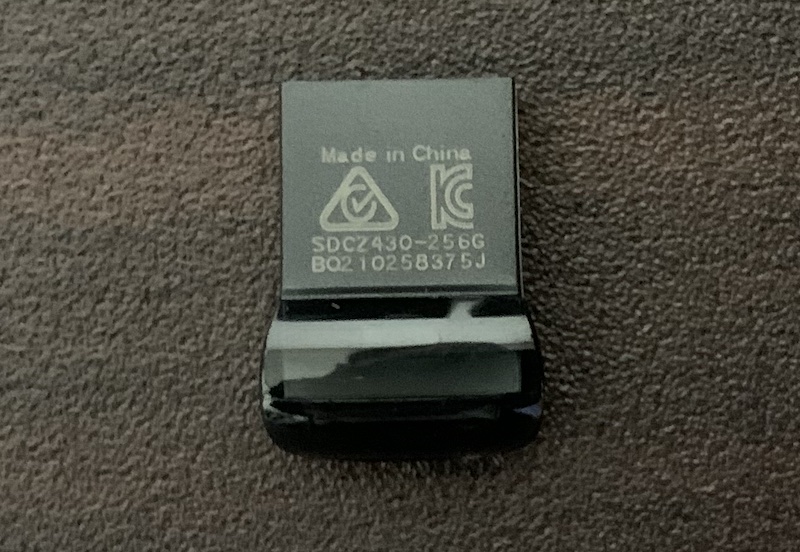 SanDiskの超小型USBメモリ（SDCZ430）の裏側