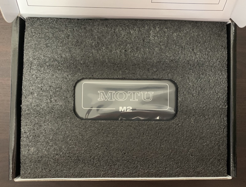 USB DAC「MOTU M2」のパッケージ開封（緩衝材で本体を保護）