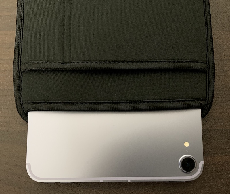 iPad mini6対応のJustFit スリーブケースにiPad mini6を入れる