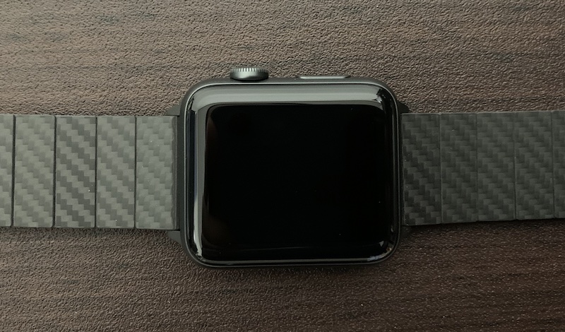 PITAKAのカーボン素材のApple Watch バンドをApple Watchに装着（拡大）