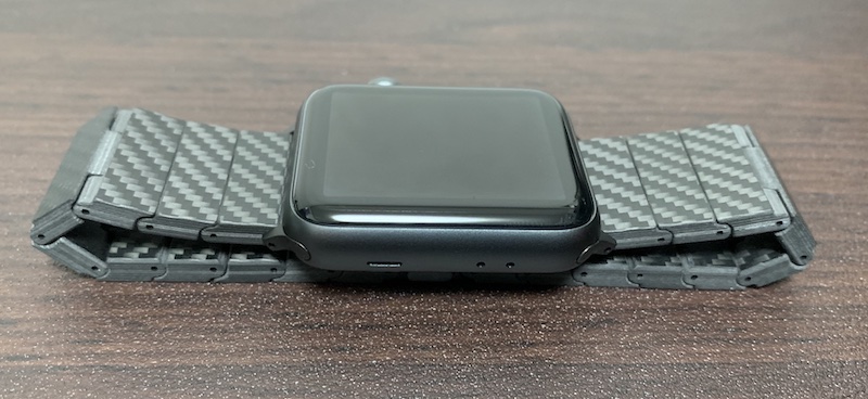 PITAKAのカーボン素材のApple Watch バンドをApple Watchに装着（側面から）