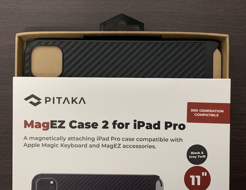PITAKAのMagEZ Case2 iPad Pro 11インチ 2021年モデル(M1)用のパッケージを開封中