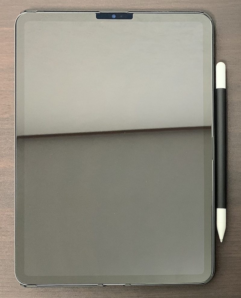 タブレットスタンド「and S」を付けたiPad Pro11インチにタッチペンを装着（表側）