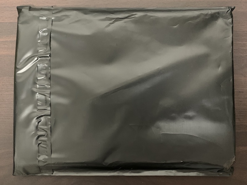 M1 MacBook Air用の薄型クリアケース（カバー）のパッケージ（黒いビニールに梱包）