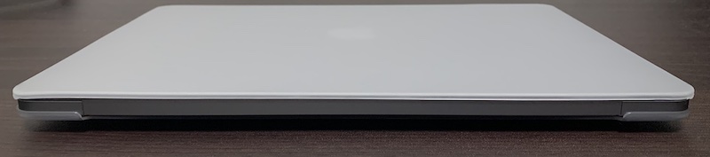 M1 MacBook Air用の薄型クリアケース（カバー）を本体に装着（側面背面）