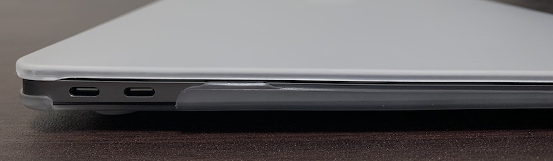 M1 MacBook Air用の薄型クリアケース（カバー）を本体に装着（側面左側）