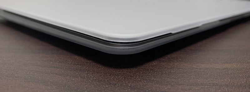 M1 MacBook Air用の薄型クリアケース（カバー）を本体に装着（側面左角）