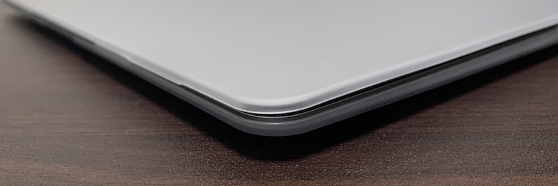 M1 MacBook Air用の薄型クリアケース（カバー）を本体に装着（側面右角）