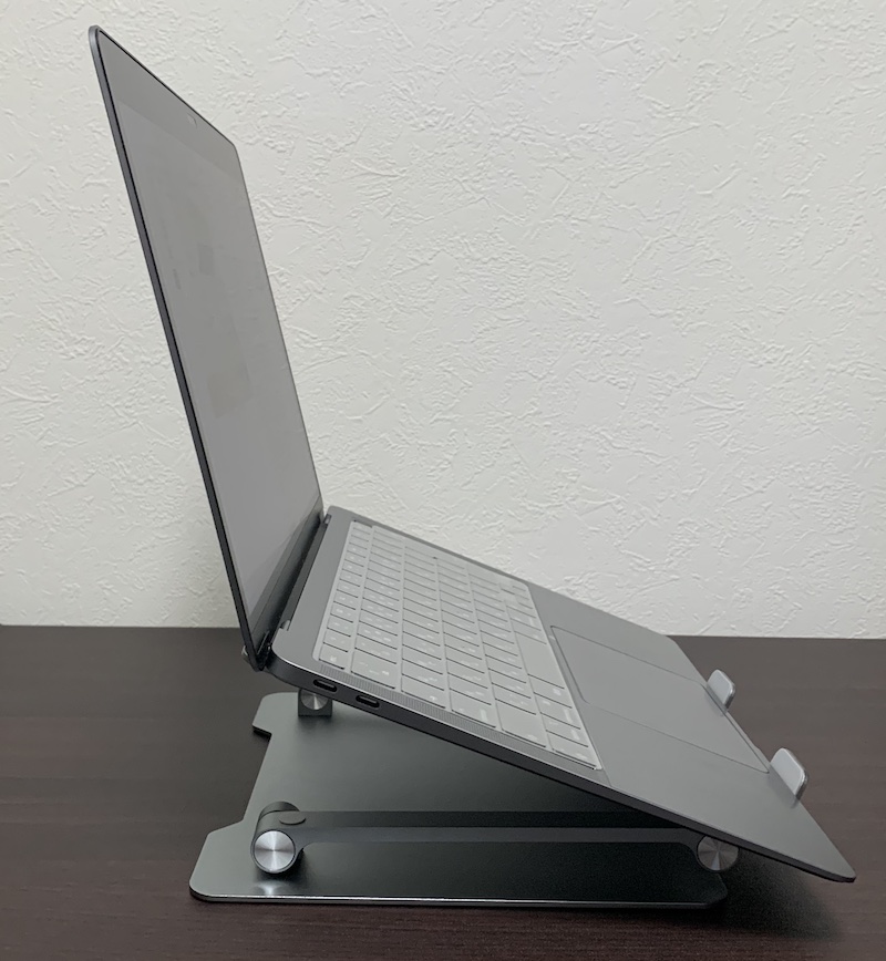 BoYataのタブレット・ノートパソコン用スタンドにMacBookAir（13インチ）を設置（最小、側面）