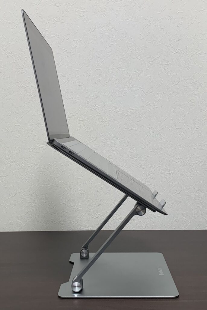 BoYataのタブレット・ノートパソコン用スタンドにMacBookAir（13インチ）を設置（最大、側面）