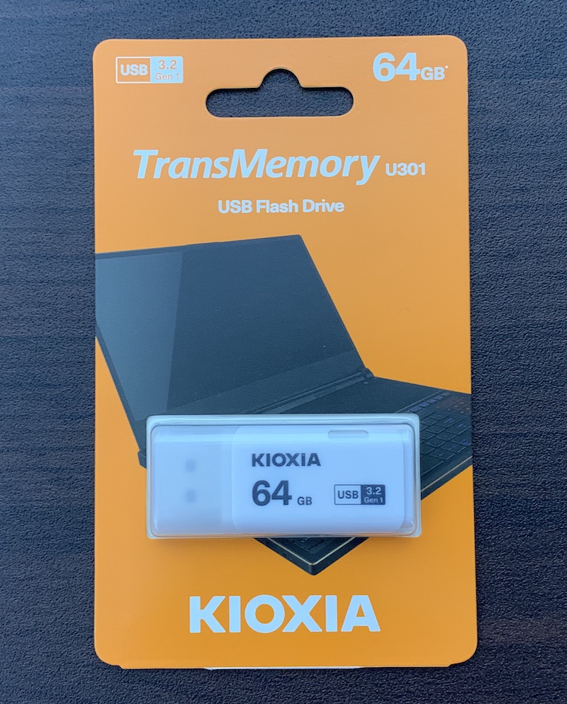 KIOXIAのUSBメモリ「KLU301A064GW」のパッケージ表側