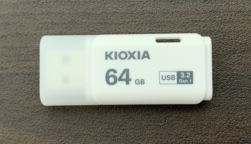 KIOXIAのUSBメモリ「KLU301A064GW」の表側