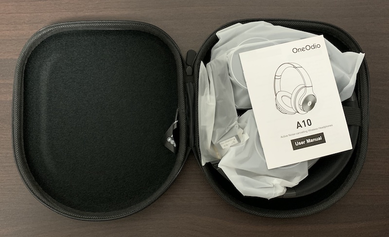 ワイヤレスヘッドホン「OneOdio A10」に付属のハードケースに内容物が収納
