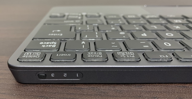 「LIFEBOOK UH Keyboard」本体の側面上側のペアリングボタン