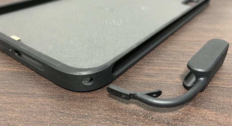 PITAKA「iPad mini6用 MagEZ Case Pro」のペンシルホルダーの取り付け用の穴
