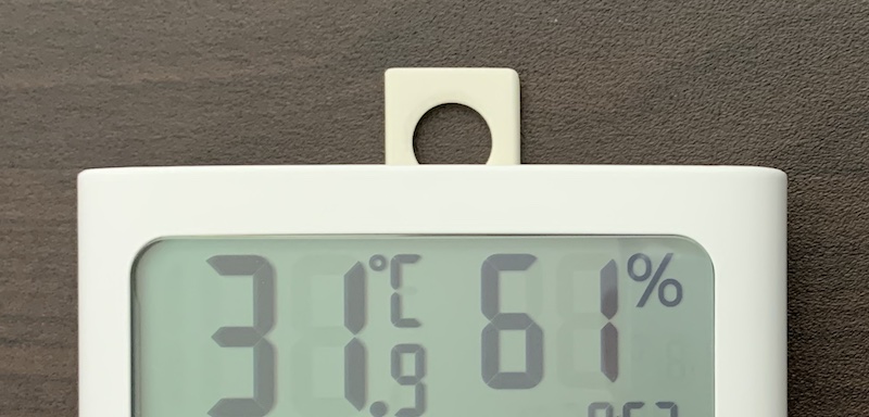 タニタの温湿度計 TT-580のフック穴（表側）