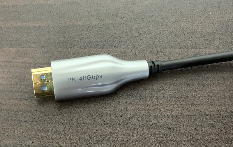 HDMI2.1対応の光ファイバーHDMIケーブルの端子裏側