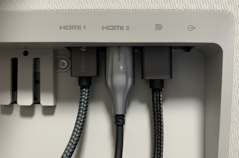 ディスプレイにHDMI2.1対応の光ファイバーHDMIケーブルを接続