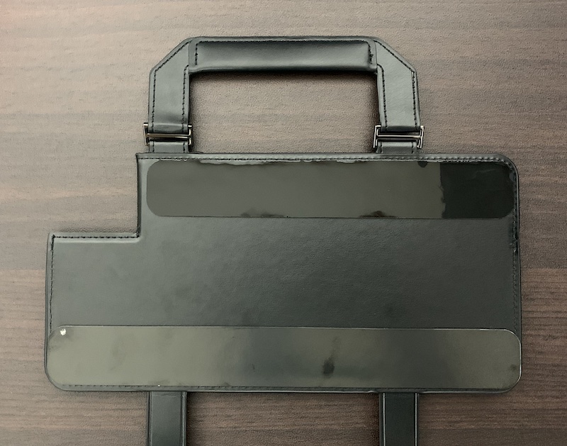 PITAKAの「FlipBook Case for iPad」を装着（天面の両面テープの保護シートを剥がす）
