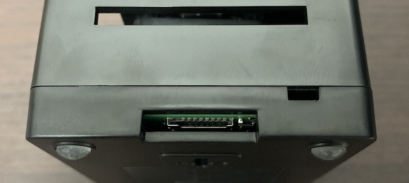 Raspberry Pi 4Bがケースに収まったところ（側面microSDスロット側）