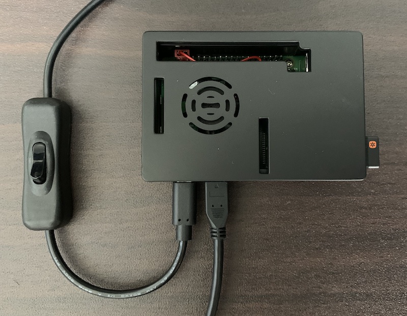 Raspberry Pi 4Bに電源、HDMIケーブル、マウス、キーボードを接続