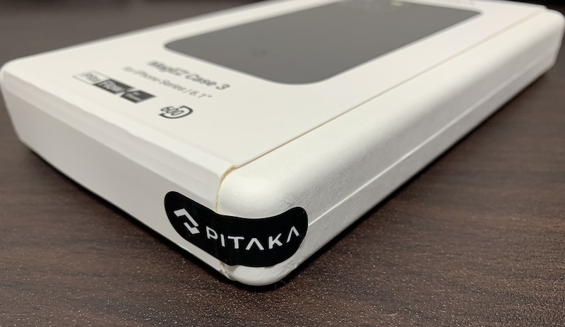 PITAKAのiPhone14（無印）用ケース「MagEZ Case 3」のパッケージ右下に開封シール