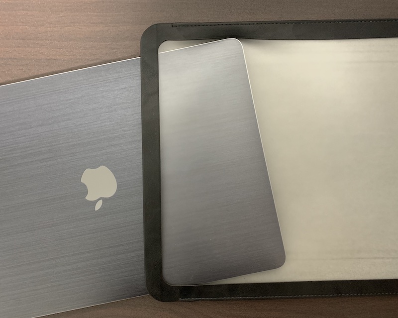 エレコムのMacBook Air / Pro 13インチ用スリーブケースにMacBook Air 2020 M1モデルを入れる