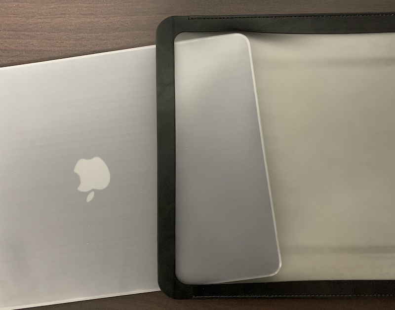 エレコムのMacBook Air / Pro 13インチ用スリーブケースにクリアケースを装着したMacBook Air 2020 M1モデルを入れる