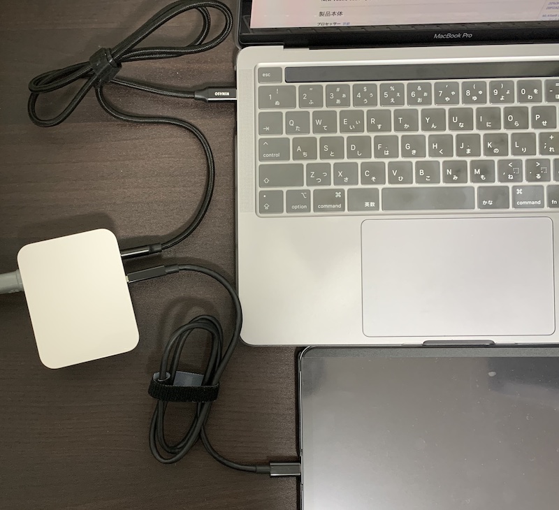 KOVOL 最大出力140W・PD対応の2ポートUSB急速充電器にMacBookとiPad
を接続し同時に充電