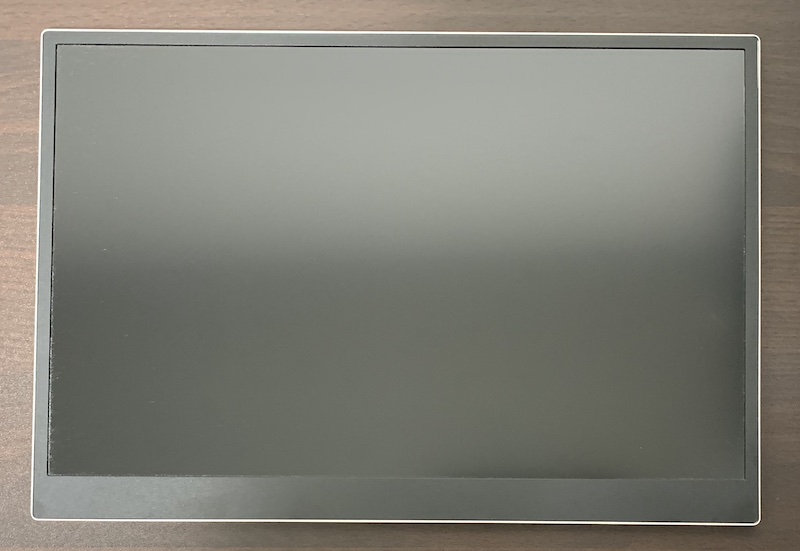 LG モバイルモニター「gram +view」用のミヤビックス 液晶保護フィルム(16MQ70)を貼る前（画面オフ）