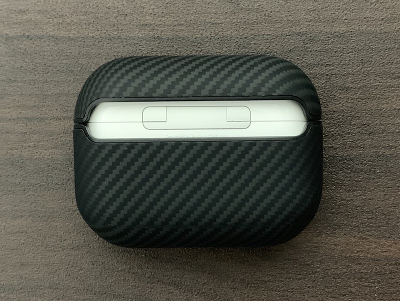 PITAKA「MagEZ Case for AirPods Pro2」の装着後（背面）