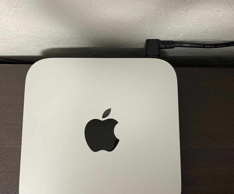 Mac mini にサンワサプライのL型電源ケーブルを接続