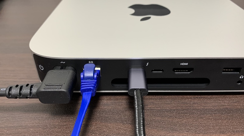 Mac mini にサンワサプライのL型電源ケーブルを接続（干渉なし）