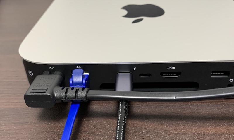 Mac mini にサンワサプライのL型電源ケーブルを接続（干渉あり）