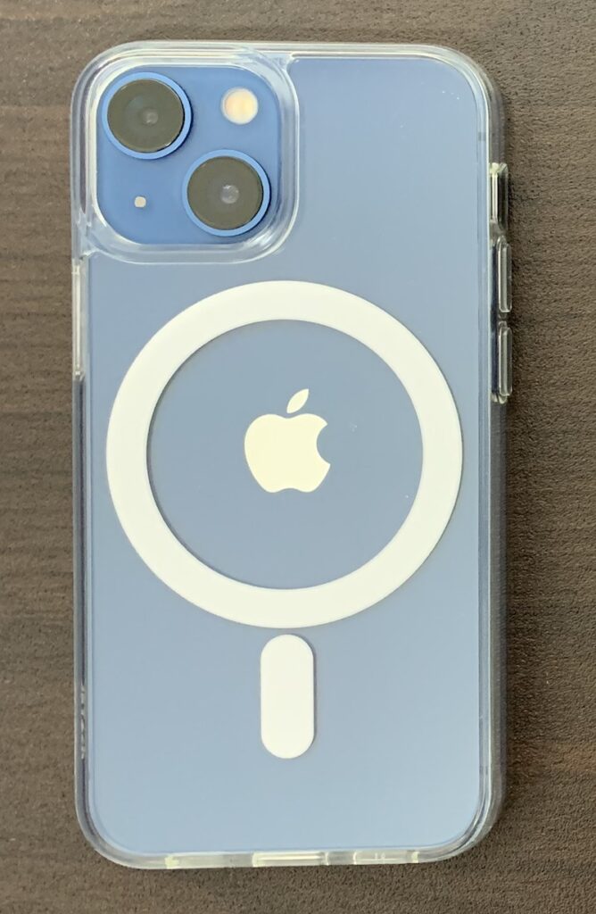JEDirectの iPhone 13 mini 用 MagSafe対応クリアケース（装着後：背面側）