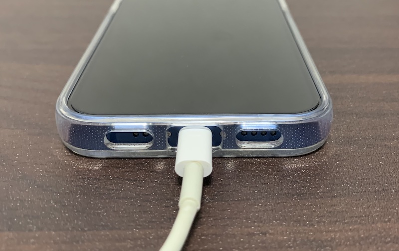 JEDirectの iPhone 13 mini 用 MagSafe対応クリアケースは有線での充電も干渉なし