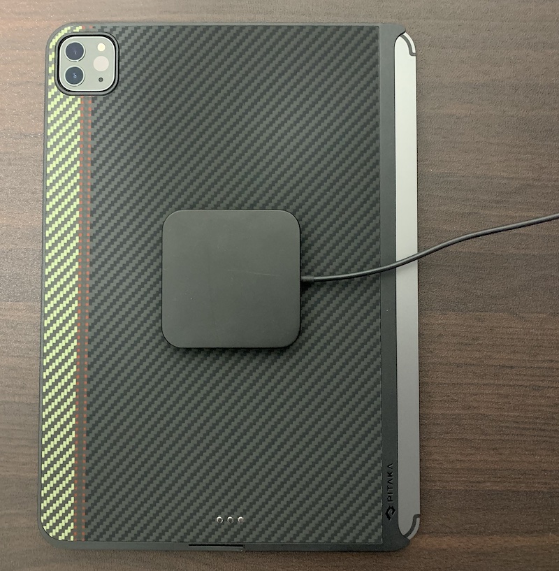 PITAKA「MagEZ Case Pro for iPad Pro」に付属の充電器をiPadに磁力で吸着