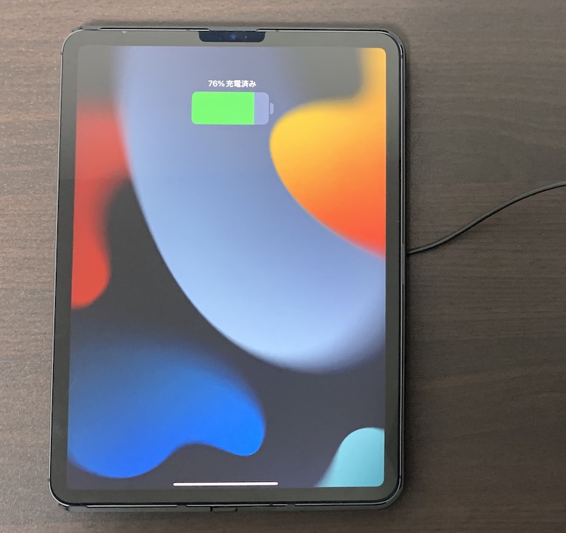 PITAKA「MagEZ Case Pro for iPad Pro」に付属の充電器をiPadに磁力で吸着（充電中）