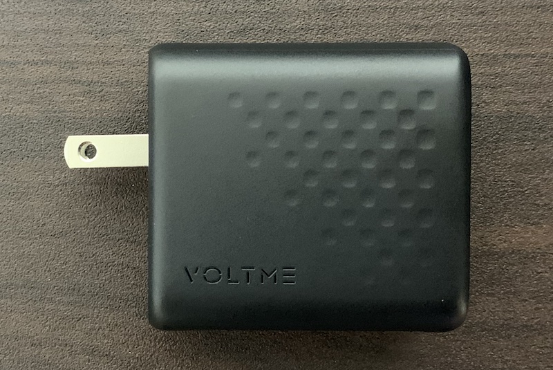 VOLTMEの急速充電器「Revo 65」のコンセントプラグは折り畳み式