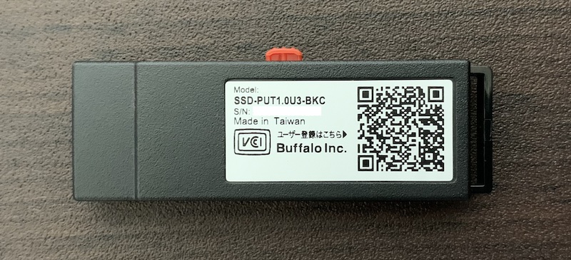 BUFFALOの外付けポータブルSSD「SSD-PUT1.0U3-BKC」の本体裏側