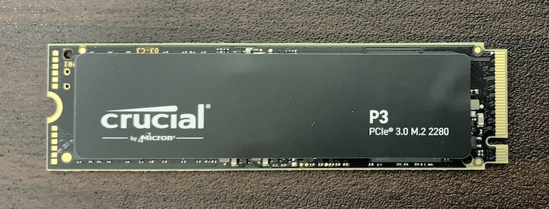 CrucialのNVMe SSD「CT1000P3SSD8JP」の表側