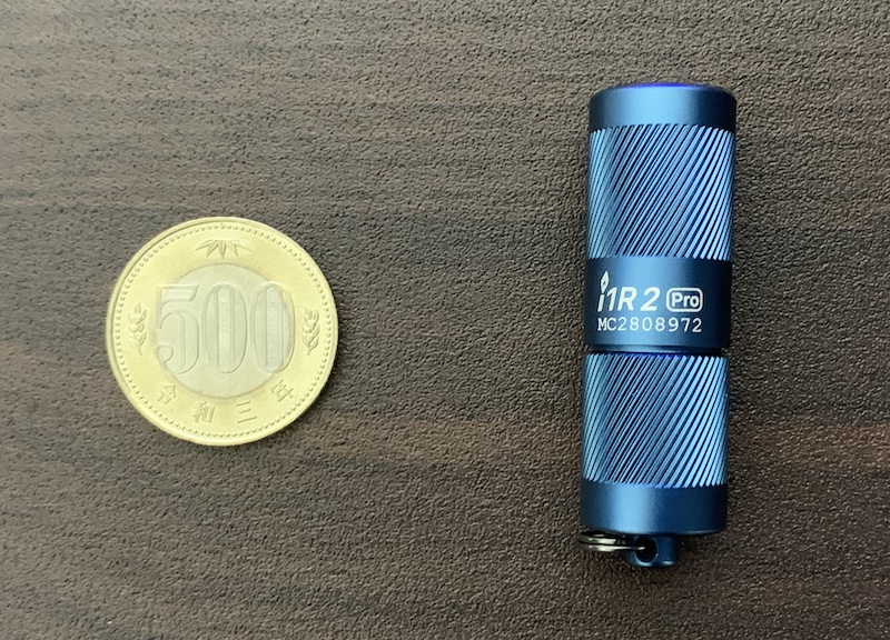 OLIGHT(オーライト)の超小型LEDライト「i1R2 PRO」と500円玉の比較