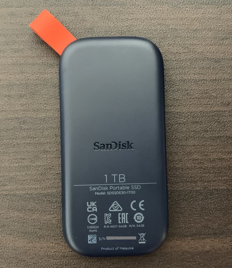 SanDiskのUSB3.2 Gen2対応 外付けポータブルSSD「SDSSDE30」の裏側