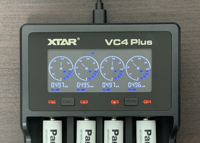 XTARの多機能バッテリーチャージャー「VC4 Plus」でエネループを充電中（現在の充電電流値）
