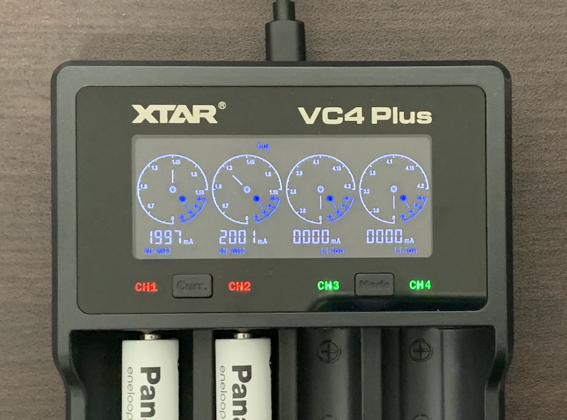 XTARの多機能バッテリーチャージャー「VC4 Plus」でエネループ2本を急速充電