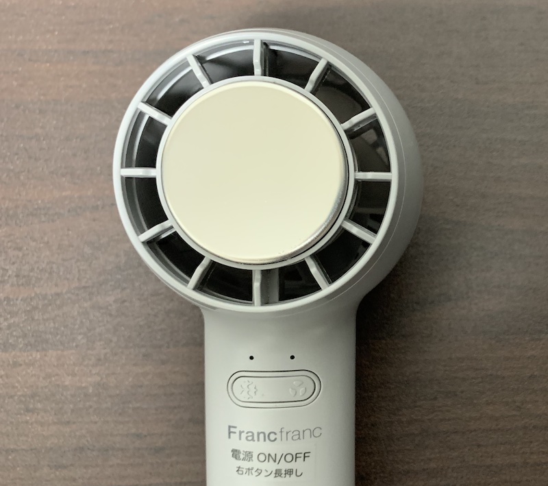 Francfrancのフレアイスタッチハンディファン(2023年モデル)のボタン